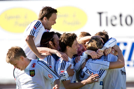 0-1, Olof Guterstam, som grattas av bland annat 2-2 skytten