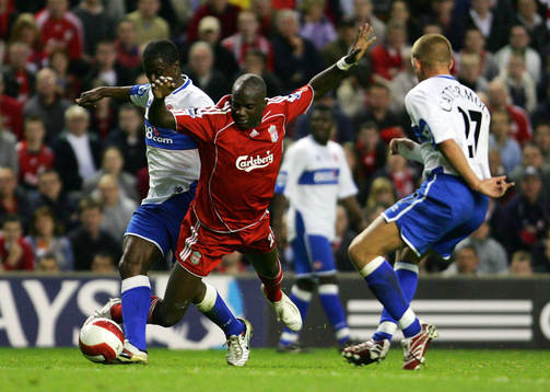  Momo Sissoko, Liverpool faller efter tackling av George Boateng, Middlesbrough