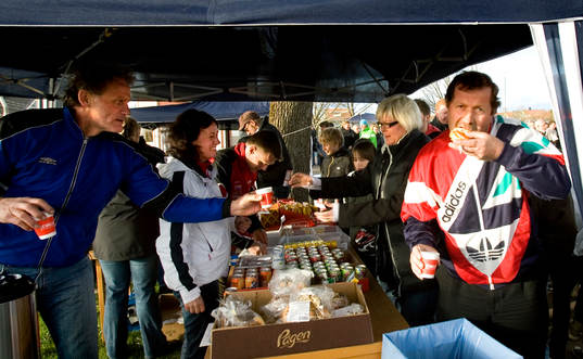 Severing i paus, korv, läsk, godis, kaffe serveras,