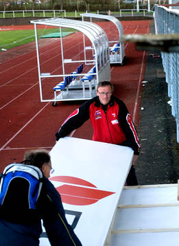 Eldsjälen Lars-Uno Olausson plockar ihop reklamskyltarna