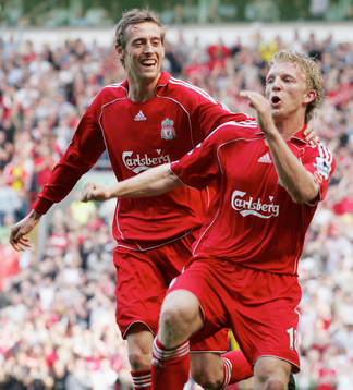 Dirk Kuyt, Liverpool, jubel efter mål med Peter Crouch.