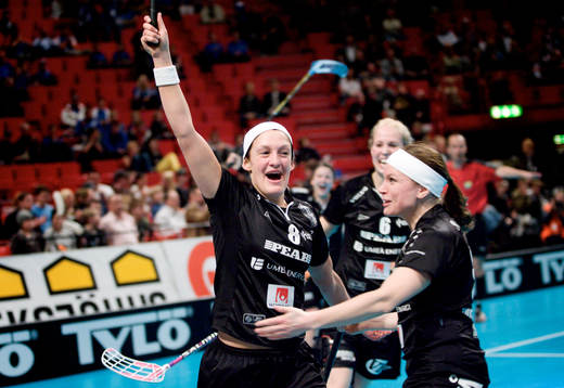  Jubel i Iksu efter att Sofia Olsson slagit in 3-0