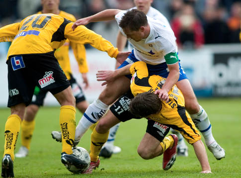 Mikael Blomberg, Norrköping, trycker ner Johan Persson,