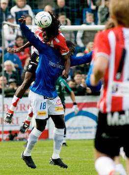 Jimmy Dixon, MFF och Michael Mensah, TFF i duell