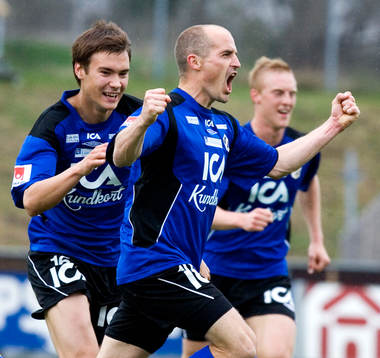  1-1, Magnus Arvidsson har kvitterat och grattas. Jubel.