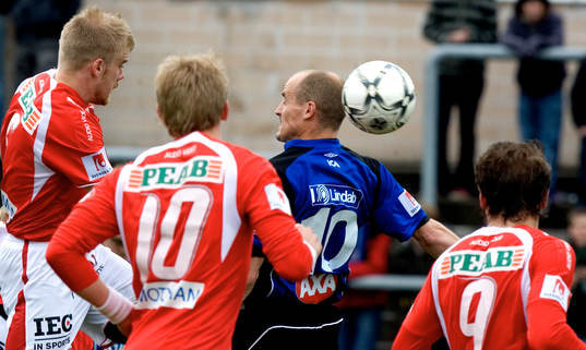 2-1, Magnus Arvidsson skarvar in segermålet omringad av