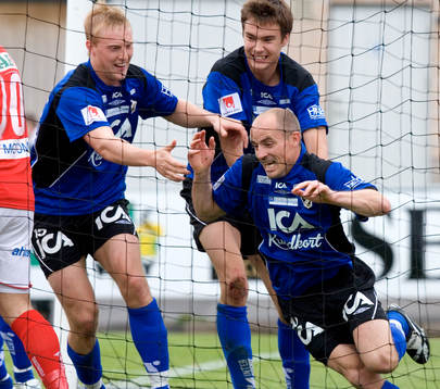  2-1, Magnus Arvidsson jublar inne i nätmaskorna och grattas av Peter Larsson och Tim Sparv. Jubel.