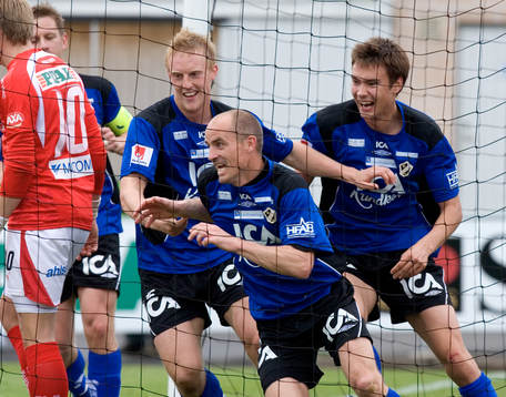  2-1, Magnus Arvidsson jublar inne i nätmaskorna och grattas av Peter Larsson och Tim Sparv. Jubel.