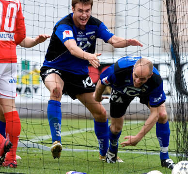  2-1, Magnus Arvidsson har skarvat in segermålet och grattas inne i nätmaskorna av Tim Sparv. Jubel.