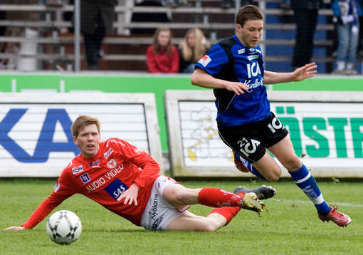  Tibor Joza, en av de unga HBK-arna har fått David Elm och Kalmar på fall.