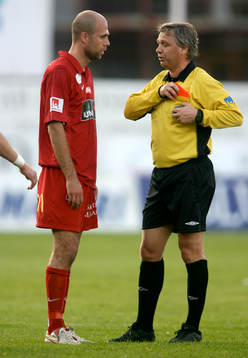   Teddy Lucic, Häcken är irriterad på domaren Åke Andreasson när en spelare i Häcken fick rött kort.
