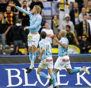  2-0, Ola Toivonen, som jublar och jagas av grattande Yksel Osmanovski och 1-0 skytten Junior. Jubel,glädje.