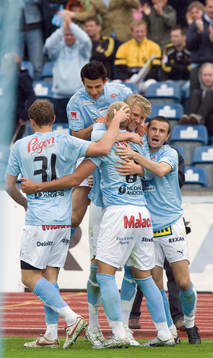  3-0, Junior, som grattas av Ola Toivonen och Behrang Safari som flyger upp i spelarhögen.
