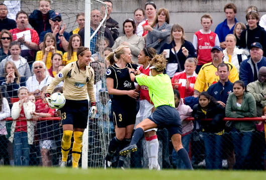  Carola Söberg, Johanna Frisk, bråkar med Alex Scott, Arsenal, Nicole Petignat, Domare, bryter in.