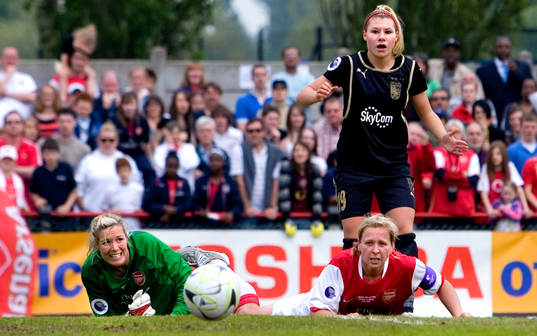  Emma Byrne, målvakt, Jayne Ludlow, Arsenal, Ramona Bachman, Umeå, tittar efter bollen.