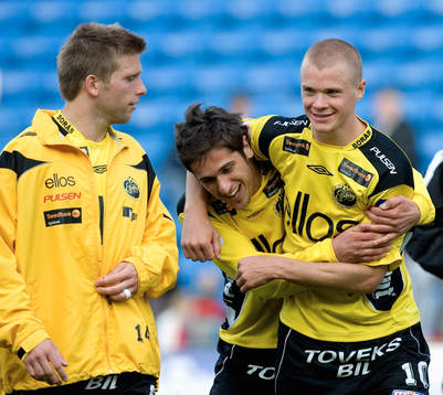  Anders Svensson ser hur glada lagkompisarna Emir Bajrami och Samuel Holmén är när slutsignalen går. Jubel, glädje.