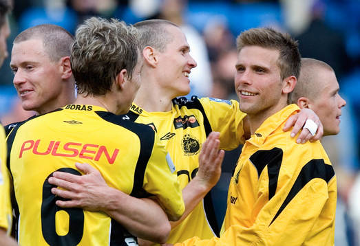  Målskytten Andreas Augustsson, Daniel Alexandersson, Jon Jönsson och Anders Svensson jublar när slutsignalen går. Jubel, glädje.