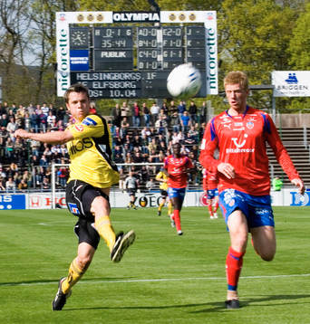 Joakim Sjöhage skjuter, Fredrik Björck hinner inte