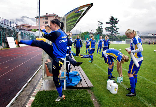 Lotta Schelin stretchar medan Josefine Öqvist tar lite
