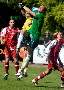 Rasmus Rydén, (målvakt) Falkenberg, missar en rensning