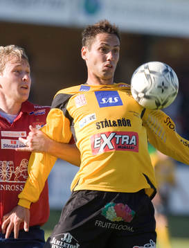 Martin Strömberg försöker stoppa  Marcelo Sarvas