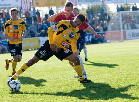 Örgryte  försöker stoppa  Marcelo Sarvas som täcker