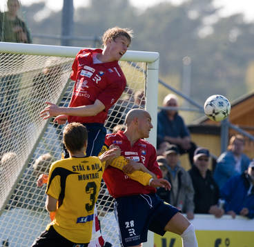  Jukka Sauso, Örgryte, högst i luftduell.