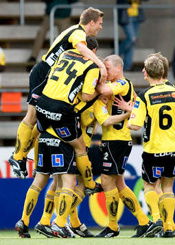  1-0, Jon Jönsson på frispark sedan Samuel Holmén fällts (bild 1) och mest jublar Anders Svensson, 2-1 skytten. Jubel.