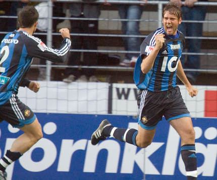 2-2, Mikael Dahlberg har kvitterat och jublar. Jubel