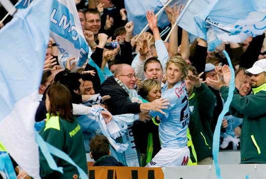  Ola Toivonen, Malmö FF jublar med klacken efter sitt 1-0