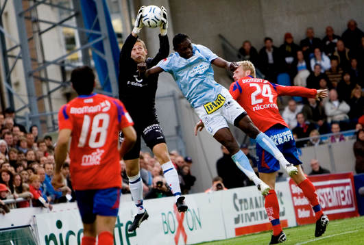  Daniel Andersson, HIF vinner en luftduell mot Edward Ofere, MFF