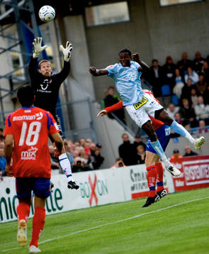  Daniel Andersson, HIF går upp mot Edward Ofere, MFF