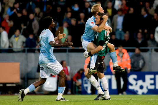 Jonas Sandqvist blir omkramad av Anders Andersson och Jimmy