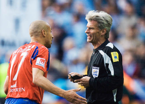 0-1, Ola Toivonen, Henke Larsson protesterar, men domaren