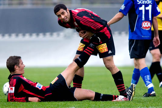 Arash Talebinejad, Brommapojkarna, hjälper en spelare med