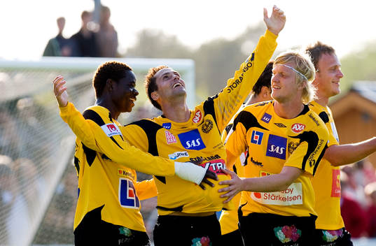  Jubel av målskytt Marcelo Sarvas, Patrick Osiako och Robin Cederberg.