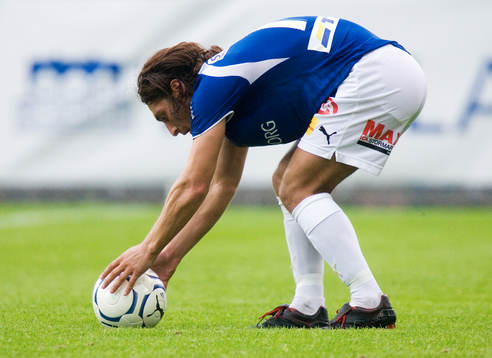 Olcay Senoglu, lägger upp bollen