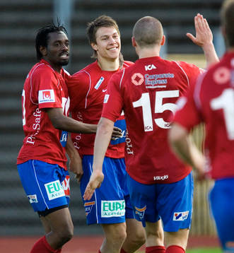  2-1 Martin Claesson, efter några sekunder i förlängningen, grattas av Daniel Svensson och 2-målsskytten Teofore Bennett.