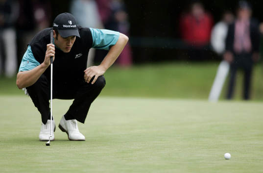 Ross Fisher planerar sin putt
