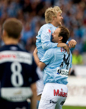  Jon-Inge Höiland, Malmö gör 1-0. Jubel med Ola Toivonen.