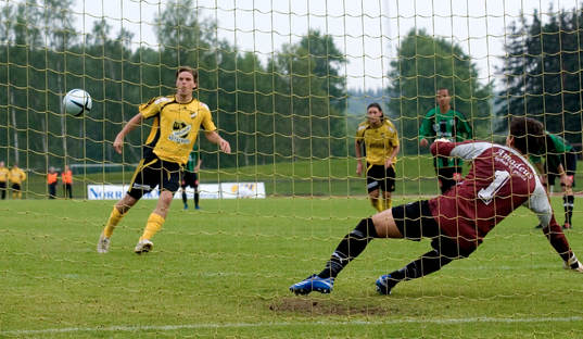  4-0, Emil Nilsson, planens gigant, chippar in fyran sedan han fått ner Marco Passanante, Högaborg (målvakt).