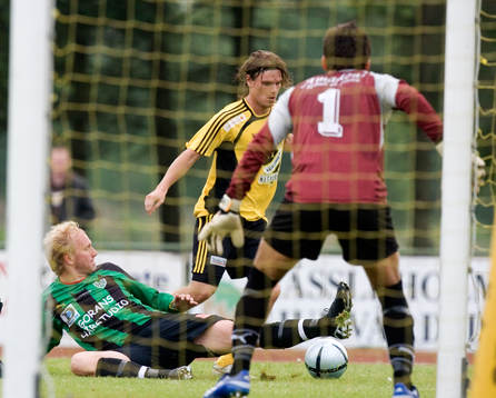 Emil Nilsson på väg mot Högaborgs målvakt