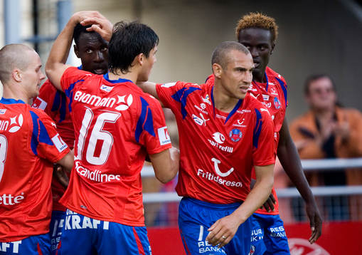  Målskytt Olivier Karekezi grattas av Fredrik Svanbäck, Henrik Larsson och Franco Miranda.