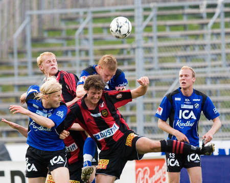 Peter Larsson och Olof Guterstam i nickduell