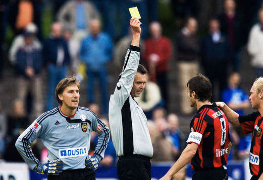 Domare Martin Ingvarsson ger Håkan Malmström ett gult