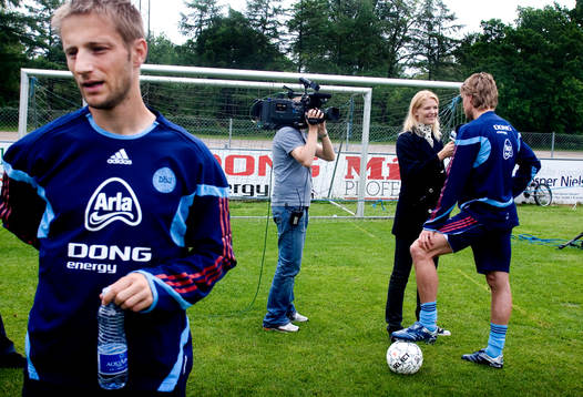  Danska spelarna blir intervjuade. Martin Jörgensen i förgrunden. 