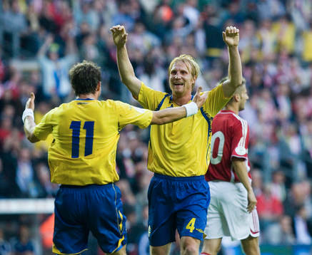 0-2, Målskytten Petter Hansson grattas av en annan