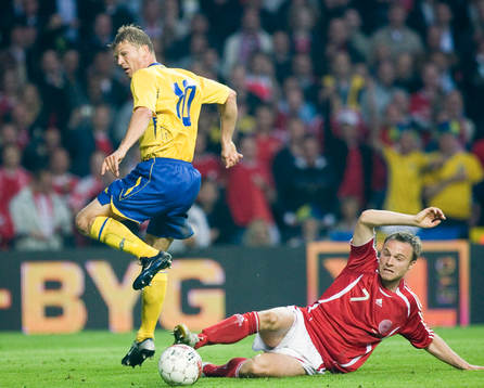 Marcus Allbäck, Sverige, tacklas av Lars Jacobsen, Danmark