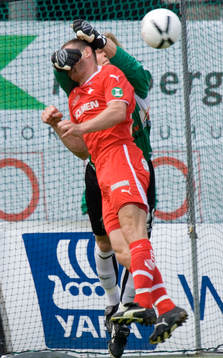 Landskronas målvakt Sebastian Karlsson greppar både boll