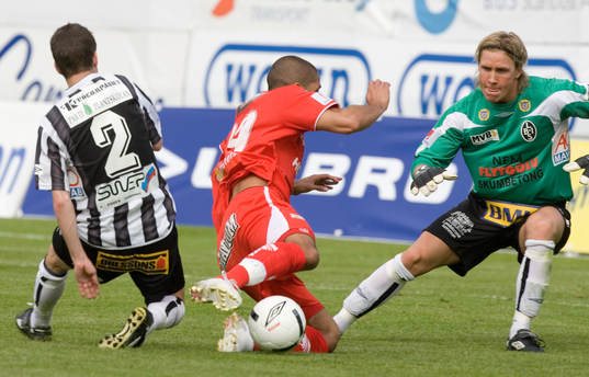 Här ville Norrköping ha straff när Bruno Santos fälls i